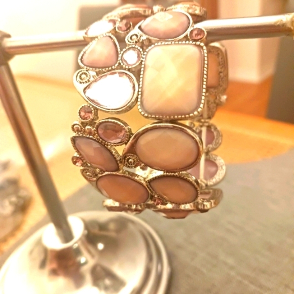 Whimsical Lavender & Cream Acrylic Stretchy Bracelet Crystals - Pre-loved (6.5)
